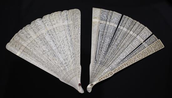 Two Chinese Export brise fans, 19th century, 19cm